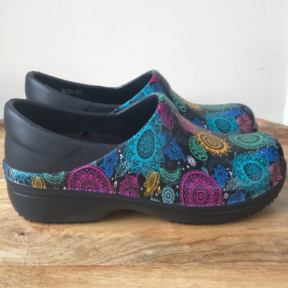 CROCS Shoes - FINAL PRICE! Like new Crocs slip resistant work nurse clogs Sz 8